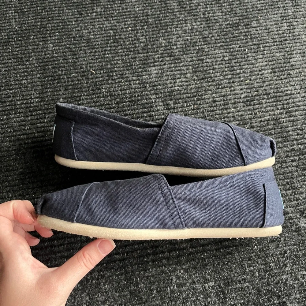 TOMS Alpargata Slip On Shoes Womens 6 Navy Blue Canvas Animal Print Lining Flat